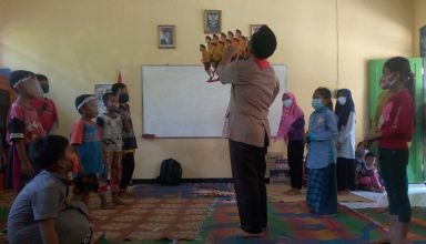 Ki Dalang Kusno Kantong menghibur anak-anak di pengungsian Desa Tumanggal Kecamatan Pengadegan Purbalingga, Selasa (8/12/2020)