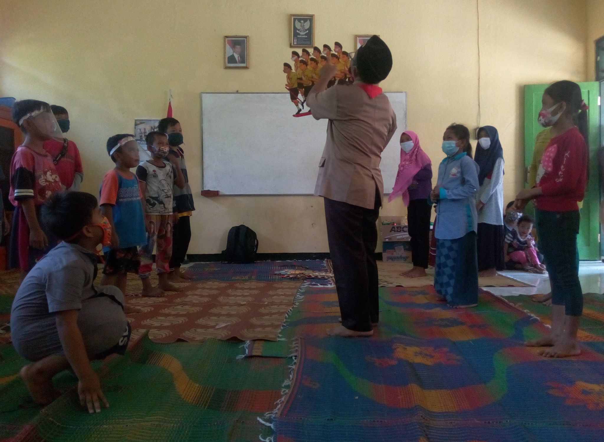 Ki Dalang Kusno Kantong menghibur anak-anak di pengungsian Desa Tumanggal Kecamatan Pengadegan Purbalingga, Selasa (8/12/2020)