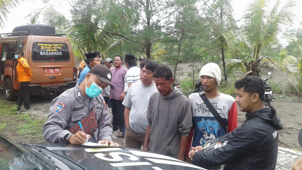 Polisi meminta keterangan warga perihal penemuan jenazah remaja di Pantai Tegalretno Desa Tegalretno Kecamatan Petanahan Kebumen, Minggu (13/12)