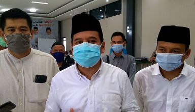 Pasangan calon bupati Purbalingga Oji-Zaini memberikan leterangan kepada awak media di posko pemenangan Oji-Zaini