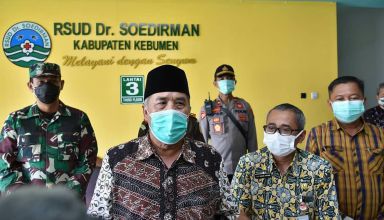 Bupatikebumen pantau pemungutan suara pilkada kebumen 2020