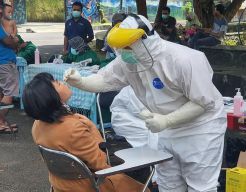 Petugas kesehatan Wonosobo mengambil sampel untuk rapid test antigen dari wisatawan di Kalianget, Kamis (24/12/2020)