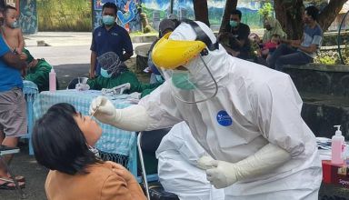 Petugas kesehatan Wonosobo mengambil sampel untuk rapid test antigen dari wisatawan di Kalianget, Kamis (24/12/2020)