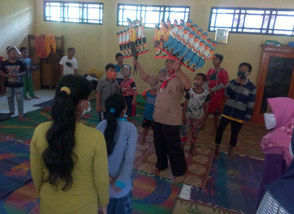 Aksi Ki Dalang Kusno Kantong dengan wayang Pramuka menghibur anak-anak korban bencana tanah bergerak Desa Tumanggal, Kecamatan Pengadegan, Purbalingga di pengungsian SDN Tumanggal 2