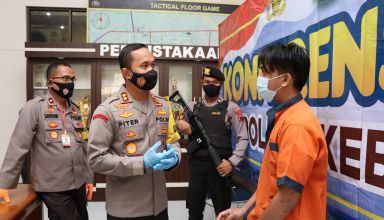 Kapolres Kebumen AKBP Piter Yanottama menanyakan kronologi kasus peretubuhan anak di bawah umur kepada tersangka