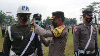 Kapolresta Banyumas, Kombes Wishnu Caraka menyematkan pita pada personel yang akan bertugas pada operasi Lilin Candi 2020, beberapa waktu yang lalu.