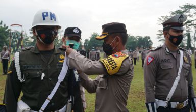 Kapolresta Banyumas, Kombes Wishnu Caraka menyematkan pita pada personel yang akan bertugas pada operasi Lilin Candi 2020, beberapa waktu yang lalu.