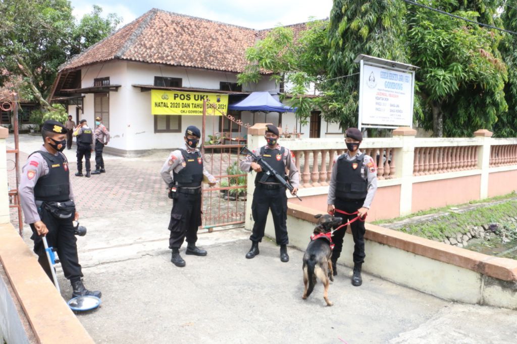 Personel Sat Sabhara Polres Kebumen bersiap menyisir gereja menjelang hariNatal, Kamis (24/12/2020).