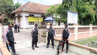 Personel Sat Sabhara Polres Kebumen bersiap menyisir gereja menjelang hariNatal, Kamis (24/12/2020).