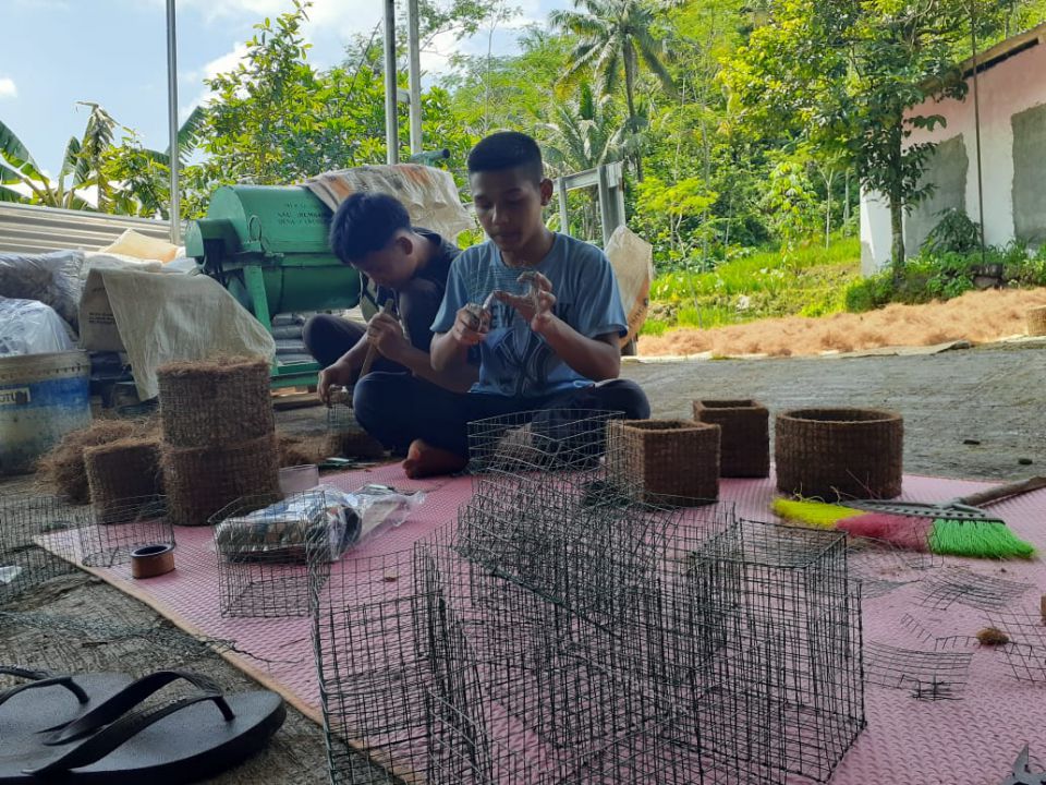 Warga Desa Panusupan Kecamatan Rembang Purbalingga sukses mengembangkan bisnis media tanam dari serabut kulit kelapa 