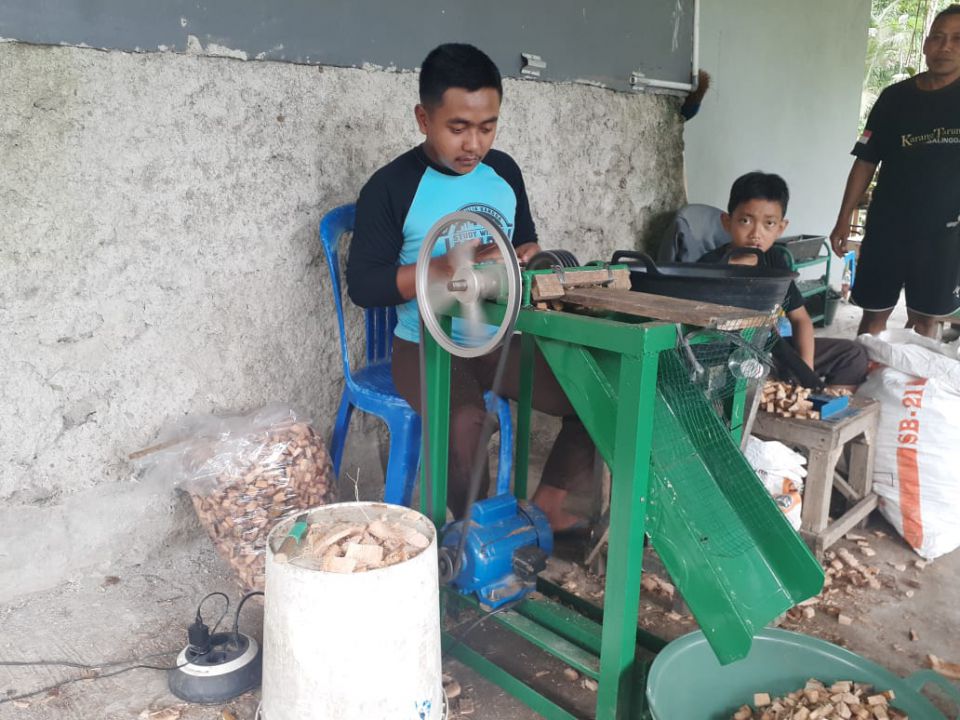 Warga Desa Panusupan Kecamatan Rembang Purbalingga sukses mengembangkan bisnis media tanam dari serabut kulit kelapa