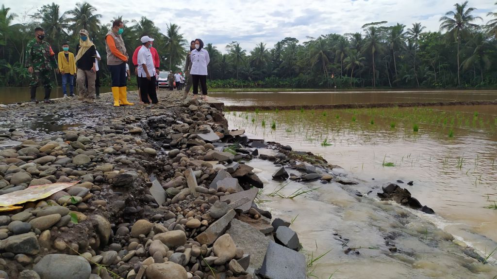 Desa Cilapar dan Penolih di Kecamatan Kaligondang kembali terendam banjir usai diguyur hujan deras pada Selasa (12/1/2021). Banjir di dua desa tersebut disebabkan luapan Sungai Ranu