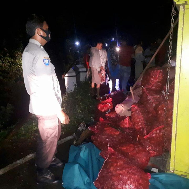 Truk pengangkut 3 ton salak pondoh Banjarnegara terguling di Purbalingga