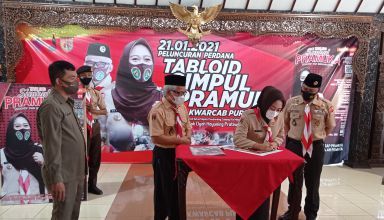 Bupatu Purbalingga menandatangani poster sampul tabloid simpul pramuka