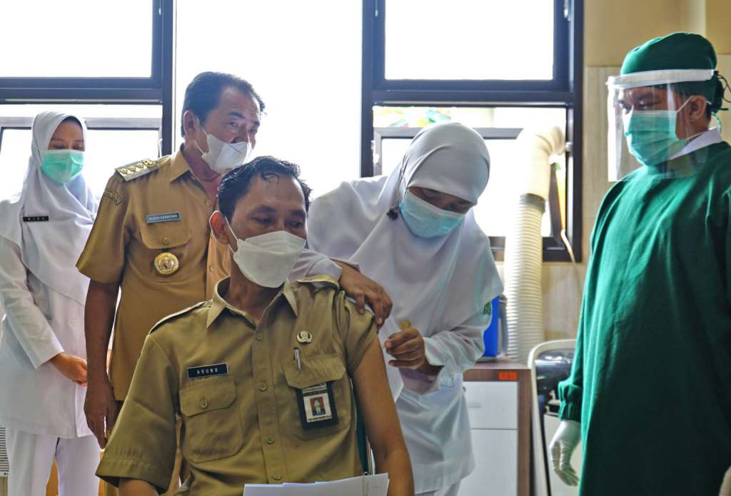 Bupati Banjarnegara, Budhi Sarwono, bersama Forum Komunikasi Pimpinan Daerah (Forkopimda) Kabupaten Banjarnegara mencanangkan vaksinasi Covid-19 di RSUD Hj Ann Lasmanah Banjarnegara, Senin (25/1/2021).