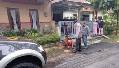 Polisi evakuasi pemuda yang mabuk hingga terkapar di Bojanegara Padamara Purbalingga