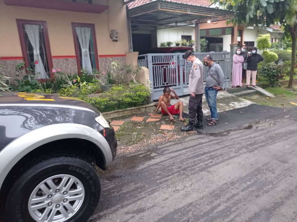 Polisi evakuasi pemuda yang mabuk hingga terkapar di Bojanegara Padamara Purbalingga