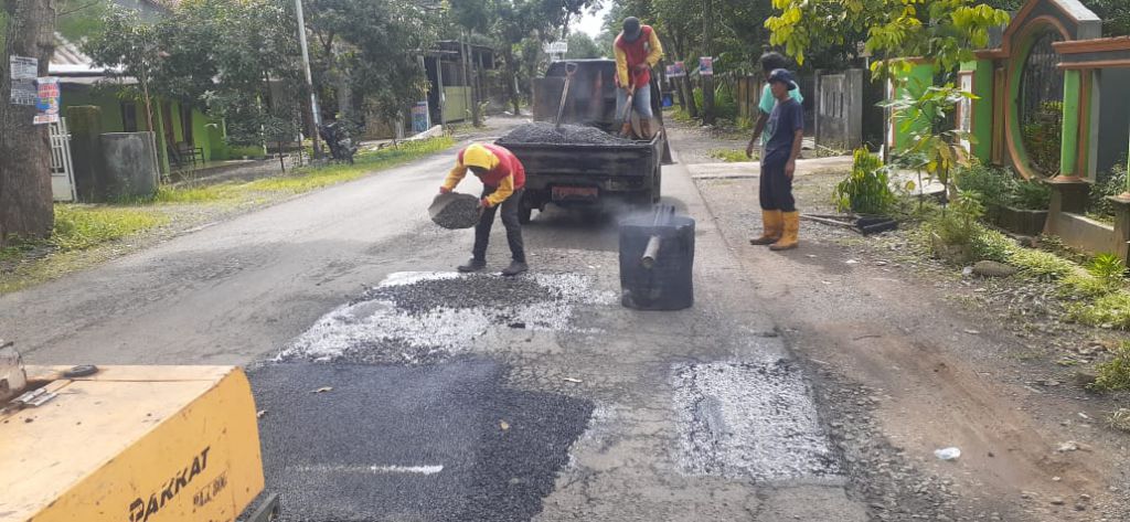 Tim penambal jalan berlubang DPU PR Purbalingga