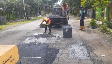 Tim penambal jalan berlubang DPU PR Purbalingga