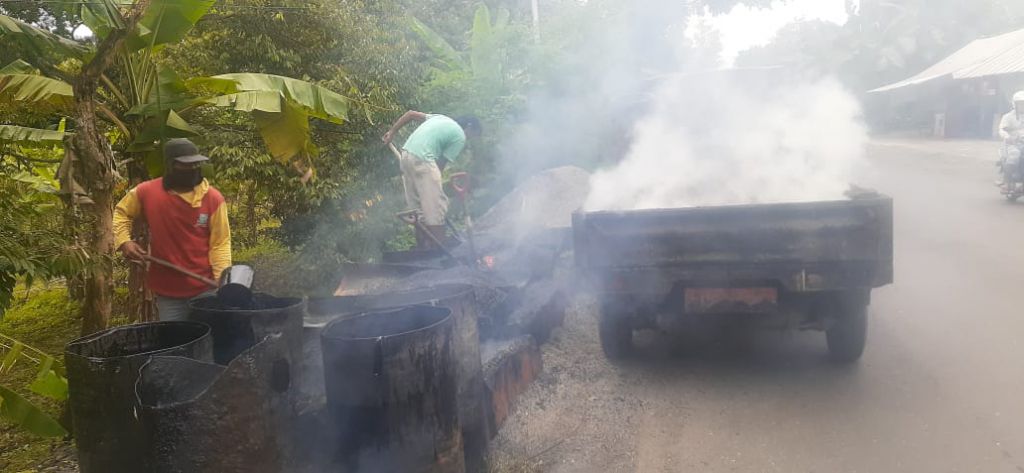 Tim penambal jalan DPU PR Purbalingga memasak aspal untuk menambal lubang jalan