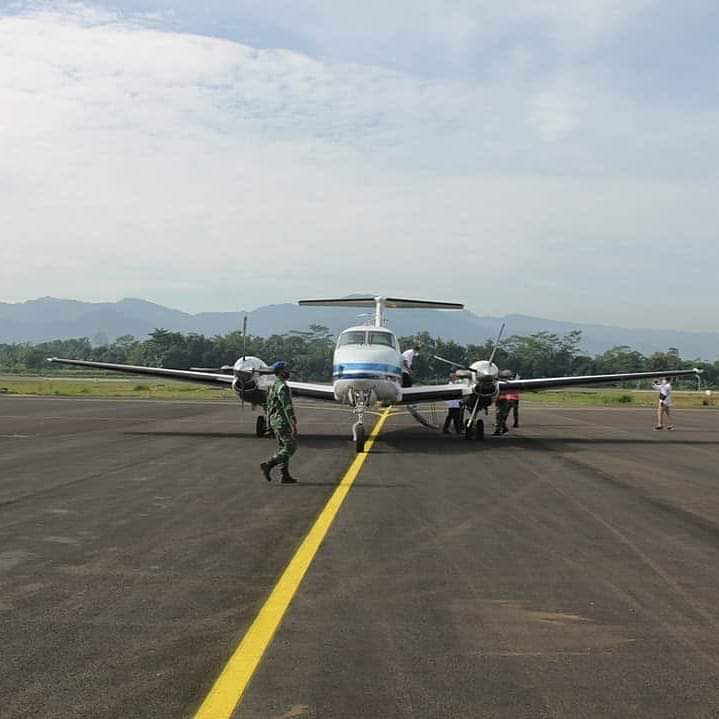 Detik-detik pesawat yang mengangkut rombongan Kemenhub mendarat di Bandara Jenderal Soedirman Purbalingga beberapa waktu yang lalu.