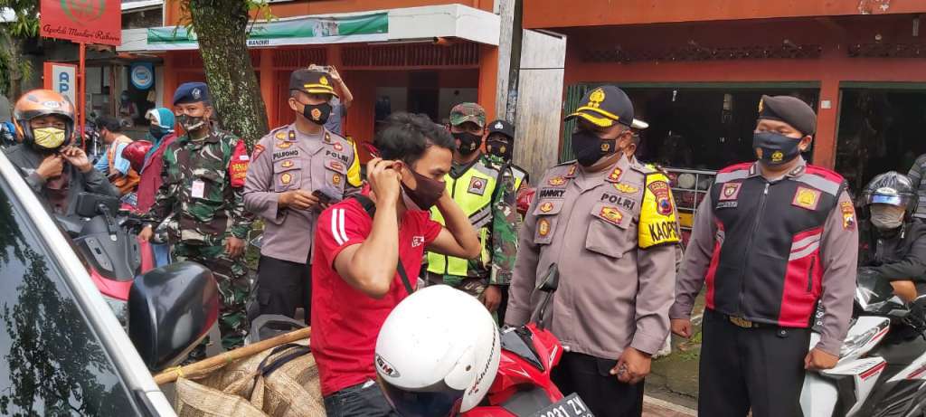 Kapolres Purbalingga AKBP Fanny Ani Sugiharto menegur pemotor yang tak mengenakan masker saat operasi yustisi di Pasar Badog Purbalingga, beberapa hari yang lalu.