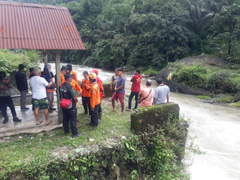 Pencarian korban hanyut di sungai di Pekalongan