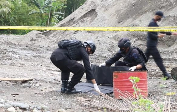 Polisi saat mengamankan granat nanas di pinggir sungai Serayu Banjarnegara