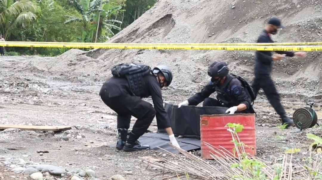 Polisi saat mengamankan granat nanas di pinggir sungai Serayu Banjarnegara