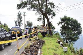 Longsor di jalan akses ke Dieng