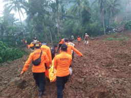 Tim SAR mengevakuasi lorban longsor di Kebumen, Rabu (10/2/2021).