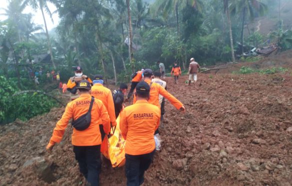 Tim SAR mengevakuasi lorban longsor di Kebumen, Rabu (10/2/2021).