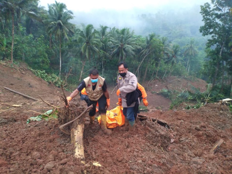 Evakuasi korban longsor Desa Kalijering Kebumen