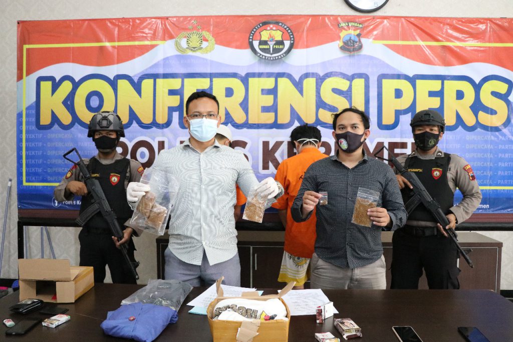 Kasat Narkoba Polres Kebumen, AKP Paryudi, menunjukkan barang bukti tembakau gorila saat konferensi pers, Selasa (9/2).