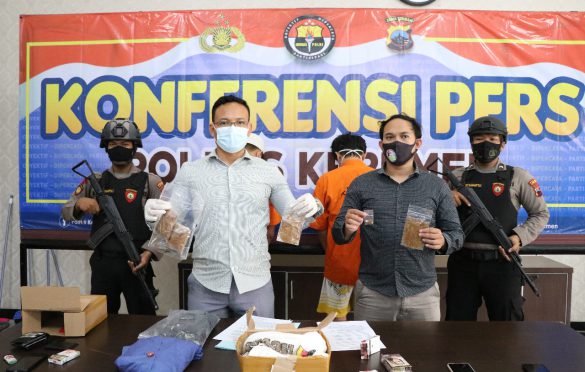 Kasat Narkoba Polres Kebumen, AKP Paryudi, menunjukkan barang bukti tembakau gorila saat konferensi pers, Selasa (9/2).