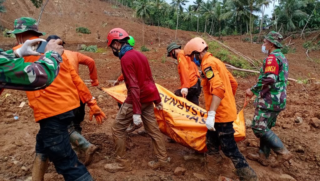 Evaluasi korban longsor di Desa Kalijering, Padureso Kebumen