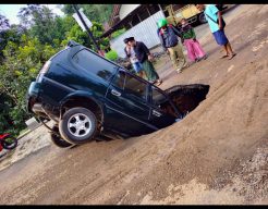 Mobil terperosok lubang di Jalan Selomanik Wonosobo