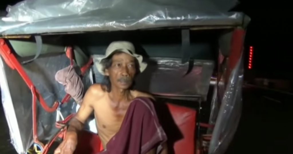 Mudasir tukang becak di Banjarnegara yang tidak memiliki rumah