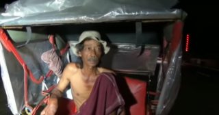 Mudasir tukang becak di Banjarnegara yang tidak memiliki rumah