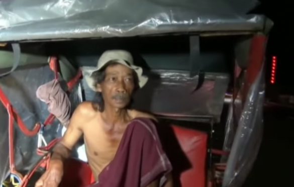 Mudasir tukang becak di Banjarnegara yang tidak memiliki rumah