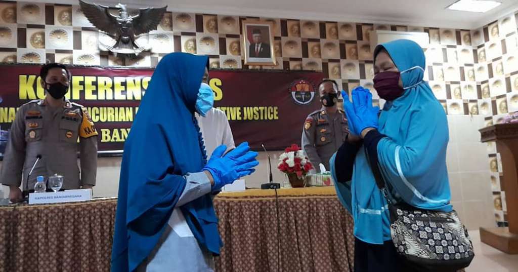 Polres Banjarnegara menyelesaikan kasus yang menjerat seorang nenek yang melakukan pencurian di Pasar Mandiraja menggunakan metode restorative justice. 