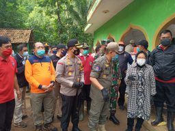 Mensos Tri Rismaharini meninjau tanah longsor di Kebumen