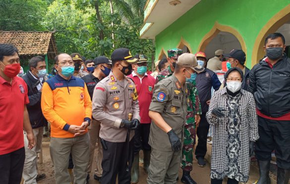 Mensos Tri Rismaharini meninjau tanah longsor di Kebumen