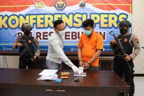 Kasat Resnarkoba Polres Kebumen AKP Paryudi mengungkap kasus penyelundupan pil psikotropika dariJakarta ke Kebumen.