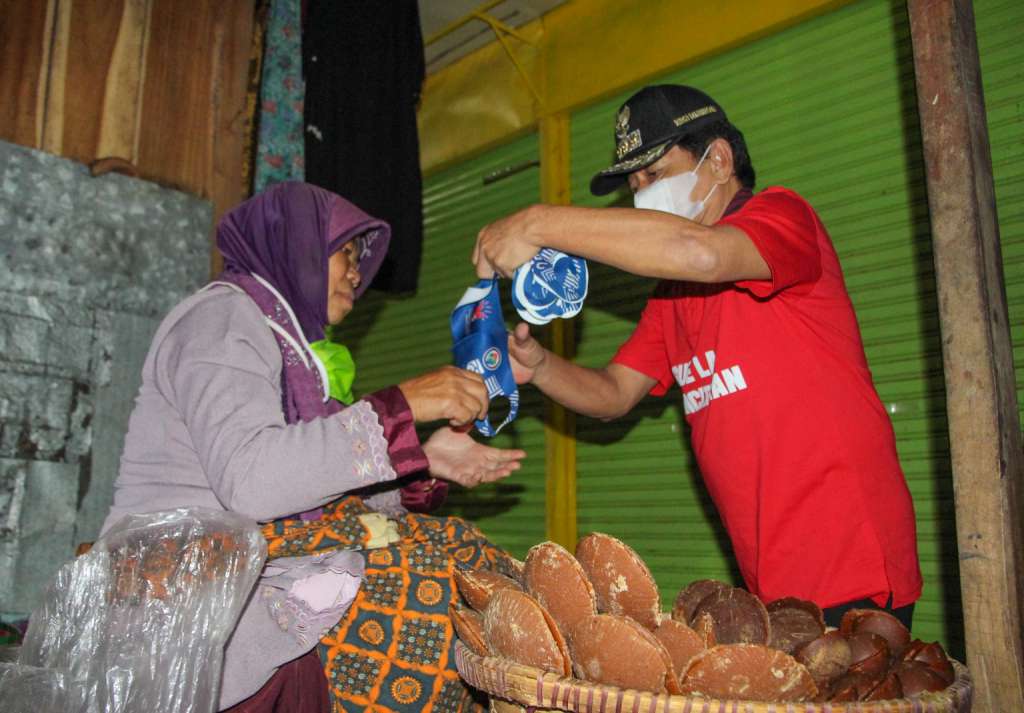 Bupati Banjarnegara menyambangi pedagang pasar Karangkobar 