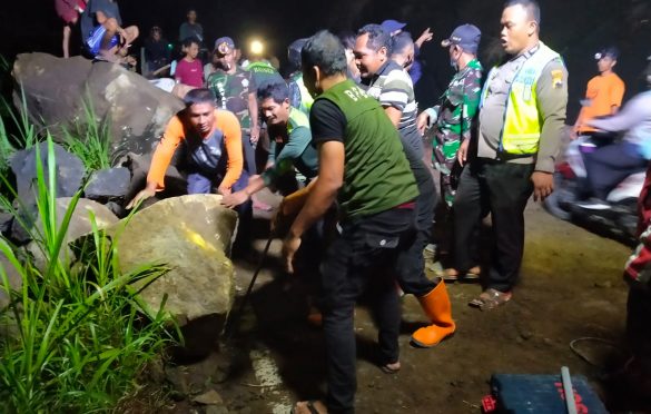 Pembersihan material longsor tebing Selaranda di Karangsambung Kebumen