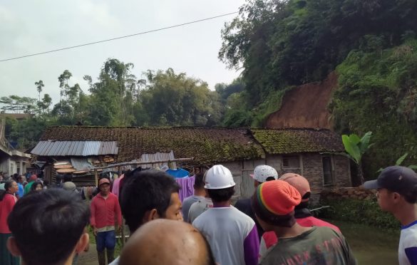 Warga menyaksikan bekas longsor di Desa Biting, Pejawaran, Banjarnegara