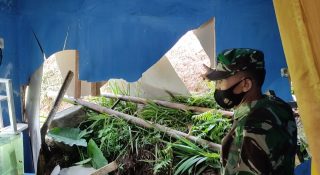 Bekas longsoran timpa rumah warga di Desa Mlaya Banjarnegara