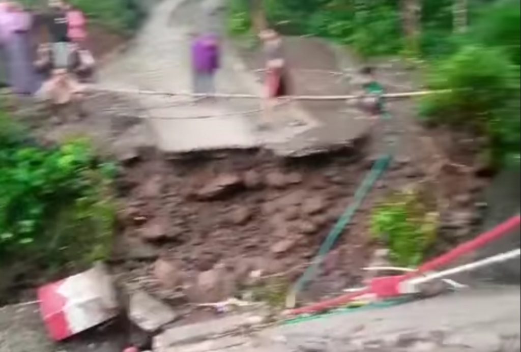 Jembatan ambrol di Desa Sampang, Sempor, Kebumen