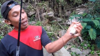 Pemancing dapat ikan di sungai Kaliirang Banjarnegara